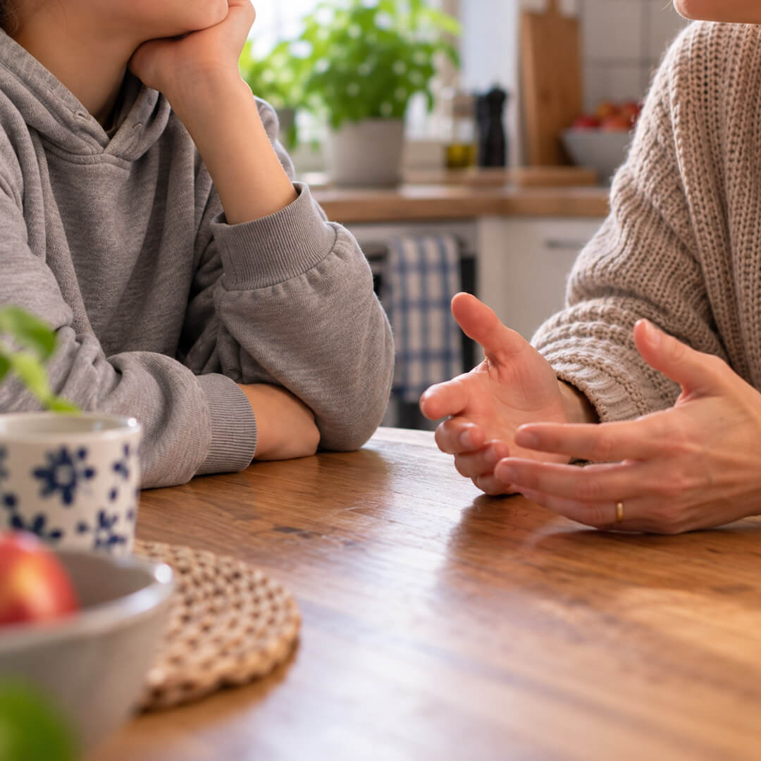 En förälder som pratar om ekonomi med sitt barn